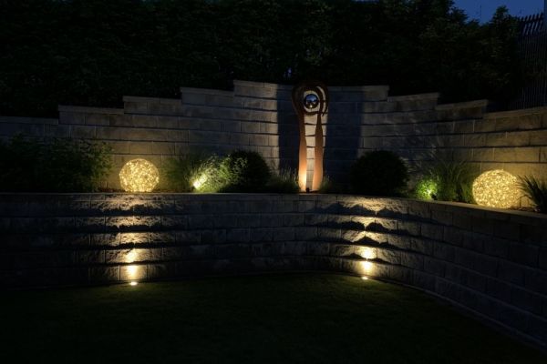 44 Gartenecke mit beleuchteter Skulptur.JPG