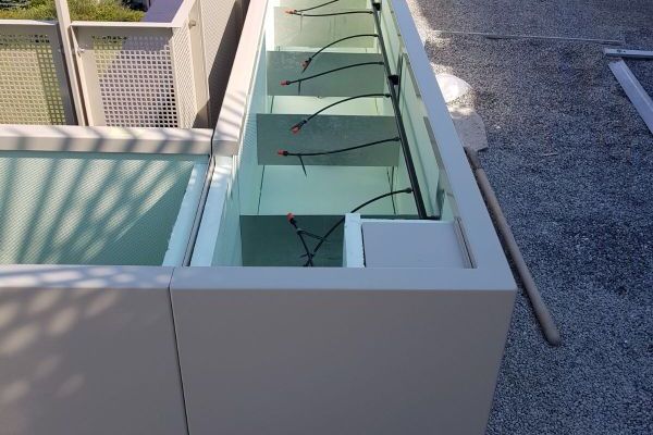 KR 1 Montage von Terrassenumlaufenden Pflanzengefässen mit Bewässerungsleitungen.JPG