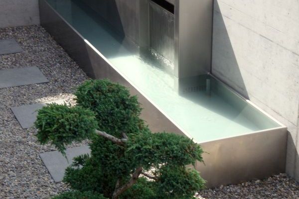 30 AB 80 Wasserspiel_aus_Edelstahl_mit_geschliffener_Oberflaeche.JPG