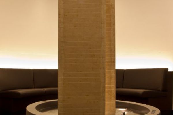 6 AB 11 Flughafen_Zuerich_-_ovale_Wasserbecken_mit_Bodendistanz_zur_indirekten_Beleuchtung.jpg