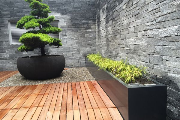 Trog mit Bewässerungssystem und eingebautem Gartenschlauch zum Reinigen des Bodenbelags
