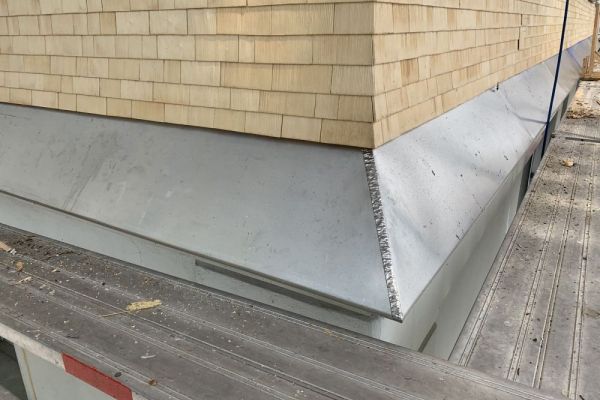 GE2_Auswurfabdeckung_bei_Schindelfassade.JPG