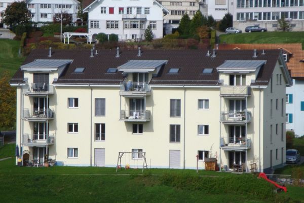 IG1_Mehrfamilienhaus_mit_Dachaufbauten.JPG