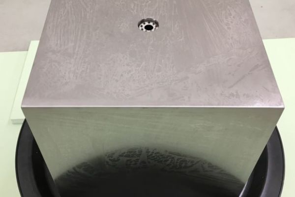 Sprudelbrunnen_19_Quader_60x60x60cm_mit_Beleuchtung_am_Wasseraustritt.JPG