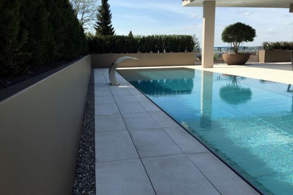 BWP3_Terrassenabschluss_mit_bewässerten_Pflanztrögen_und_dichter_Sichtschutzbepflanzung.JPG
