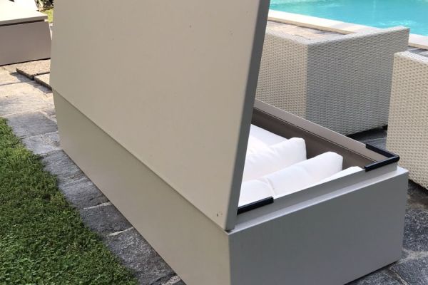 Gartentruhe_Kissenbox_auf Steinplatten.JPEG