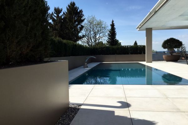 LP1_Umrandung_der_Poolanlage_mitl_langen_Pflanzentrögen.JPG