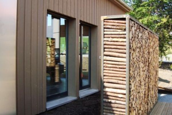 R_02_Sichtschutz_Stahlrahmen_mit_Holzbefuellung.jpg