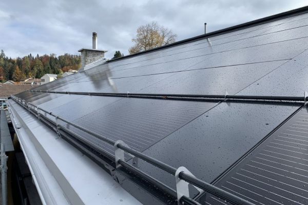 SB4_grosse_Solarfläche_minimale_Blechanschlüsse.JPG
