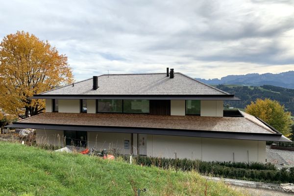 TE2_farbig_eloxierte_Bleche_und_Holzschindeldeckung.JPG