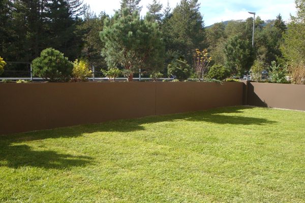 AA_30_unaufdringlicher_Gartenabschluss_mit_dunkelbraunen_Pflanzentroegen.JPG