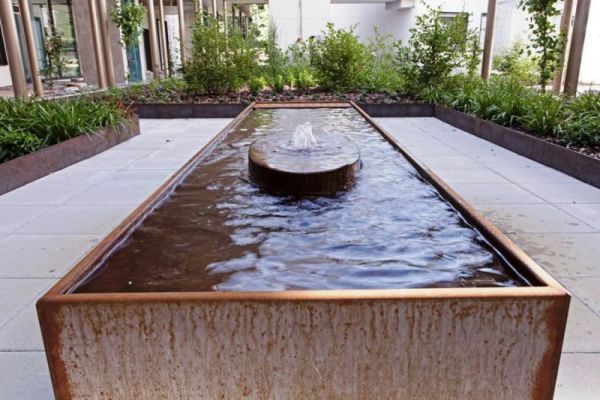 BC_02_Wasserspiel_aus_rostendem_Stahl_mit_rundem_Wasserauslauf.JPG