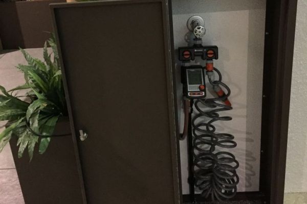 BW_01_unser_Technik-_und_Bewässerungsschrank_verdeckt_unschöne_Leitungen.JPG