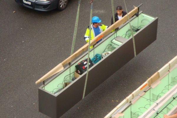 GL 1 Transport und Montage von Trögen mit integriertem Geländer und Bewässerungssystem.JPG