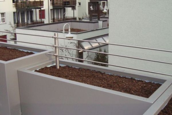 HD_01_Pflanzentrog_mit_integriertem_Gelaender.JPG