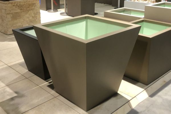KR_01_konischer_eckiger_Pflanzentrog_80x80cm.jpg