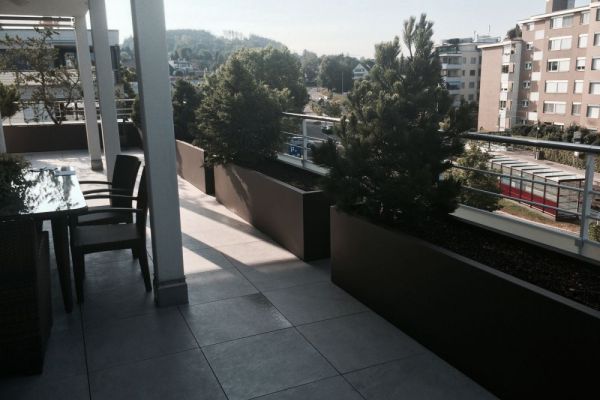 AB_85 2017_Gartenambiente_durch_Pflanzentröge_mit_warmem_Farbton.jpg