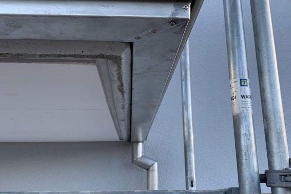 BA3_Entwässerungsrinne_bei_Balkon.JPG