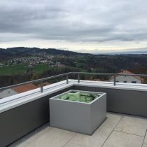 einzelne Pflanzentröge mit frostsicherem Bewaesserungssystem