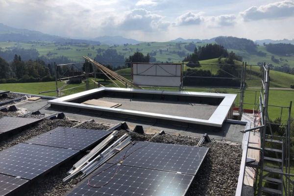 FL1_Flachdach_mit_PV-Anlage.jpg