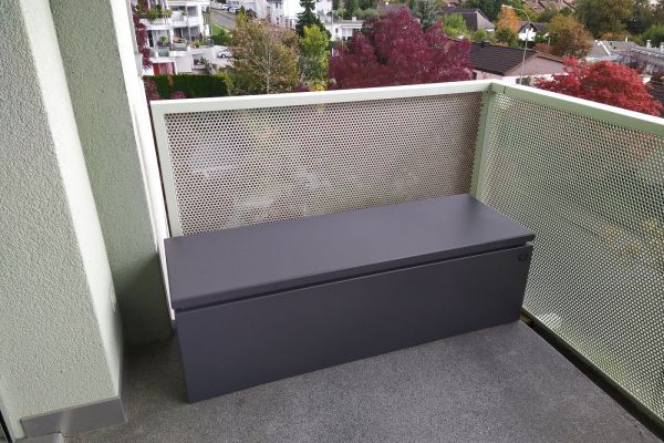 Gartentruhe auf Terrasse_Farbe Basel.jpg
