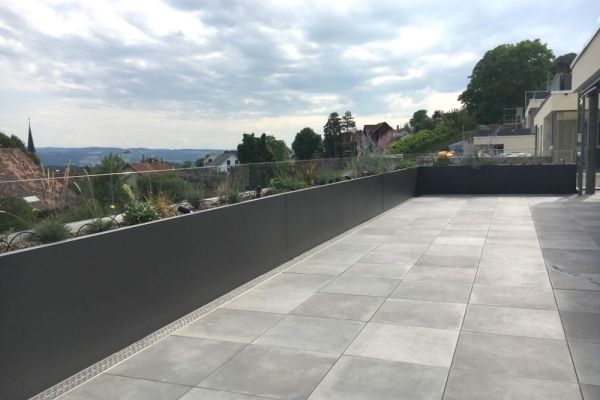 HE 2 einzigartige Terrassengestaltung durch Pflanzentröge mit integriertem Geländer.JPG
