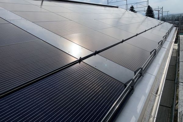 SB3_grosse_Solarfläche_minimale_Blechanschlüsse.JPG