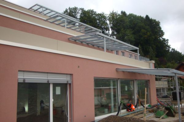 WA 3 stilvoller Terrassenabschluss mit Pflanztrögen.JPG