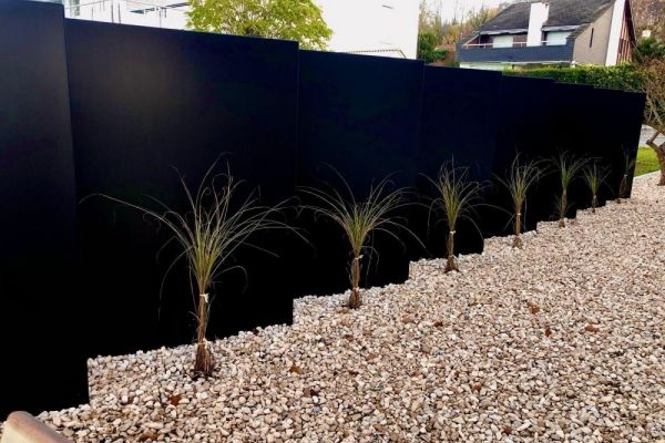 70 Gartenabschluss mit mehreren Sichtschutzwänden.jpg