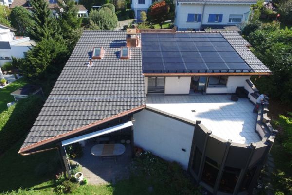 GL1_Dach_mit_integrierter_PV-Anlage.JPG