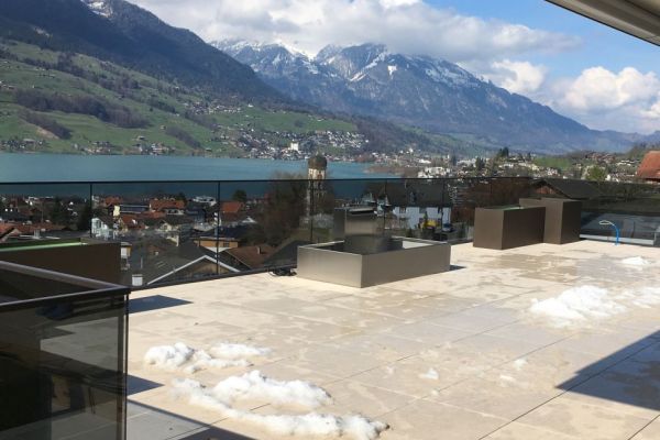 LM_01_Wasserspiel_im_Zentrum_einer_Terrasse.JPG