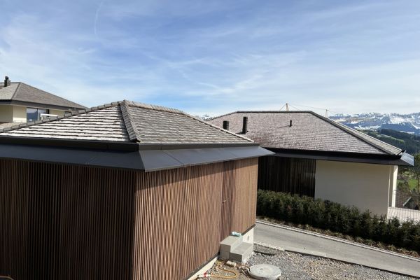 TE10_Dachrand_aus_farbig_eloxiertem_Aluminium.JPG