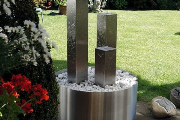 111 CNS Beckenbekleidung mit eckigen Säulen.jpg