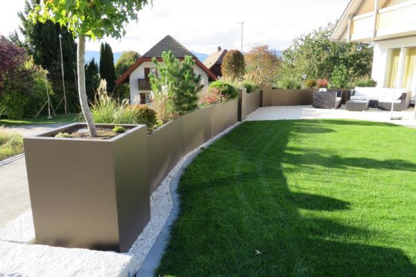 60_stilvoller_Gartenabschluss_mit_unterschiedlich_grossen_Pflanzgefässen.JPG
