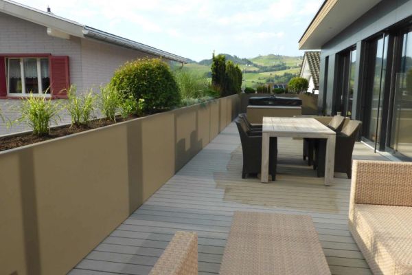 GH_51 2017_Tröge_um_gesamte_Terrasse_laufend.JPG
