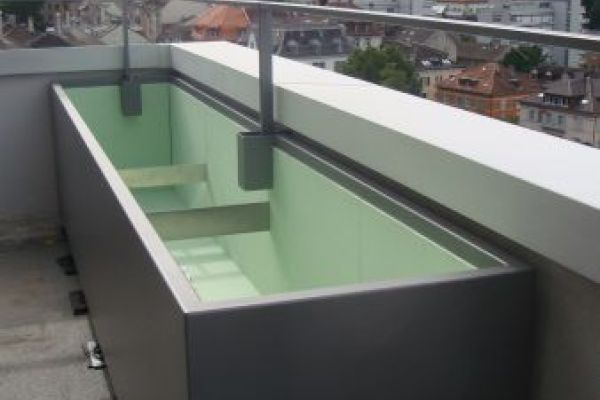 GT_14_Pflanzentrog_mit_Aussparungen_fuer_Gelaenderstuetzen.JPG