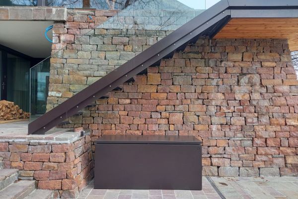 Gartentruhe unter Treppe_RAL 8019_matt.jpg