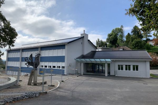 SB2_Eingangsseite_mit_Photovoltaikanlage.JPG