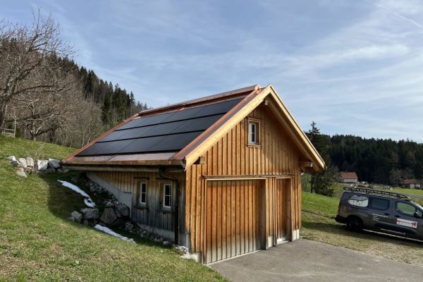SP5_Strom_fürs_Elektroauto_vom_Garagendach.JPG