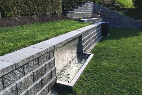 10 AB 50 in_Steinmauer_integriertes_Wasserspiel.JPG