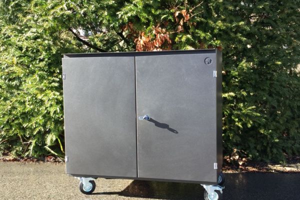 61 Aussenschrank auf Rädern.JPG