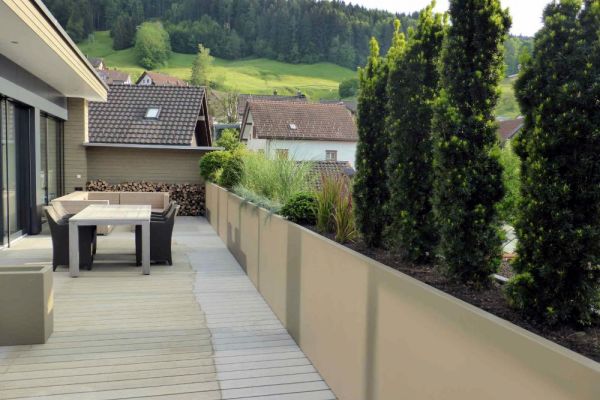 AA_24 2017_Geländerhohe_Pflanzentröge_als_Terrassemabschluss.JPG