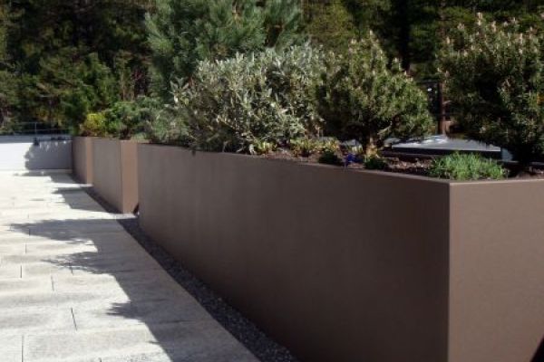 AA_35 2017_ästhetischer_Gartenabschluss_mit_dunkelbraunen_Pflanzentrögen.JPG
