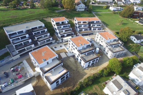 BES1_Überbauung_mit_direkt_in_die_Pflanzentröge_integriertem_Geländersystem.JPG