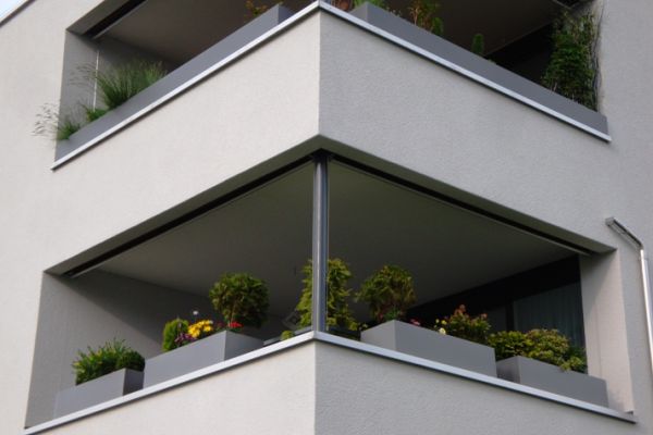 DG_01_-_Pflanzentroege_auf_Balkonbruestung.JPG