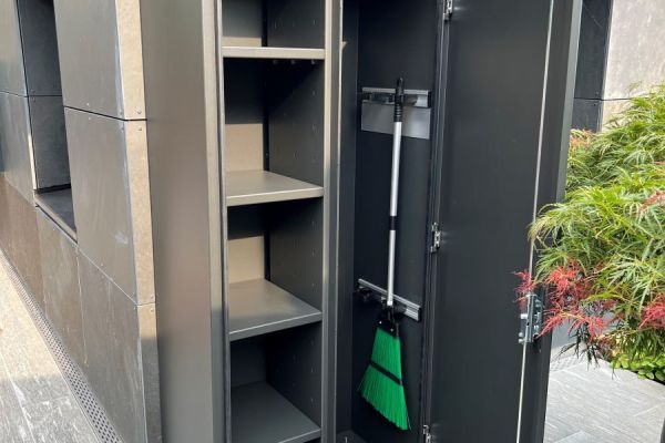 Schrank mit Besenhalterung.jpg