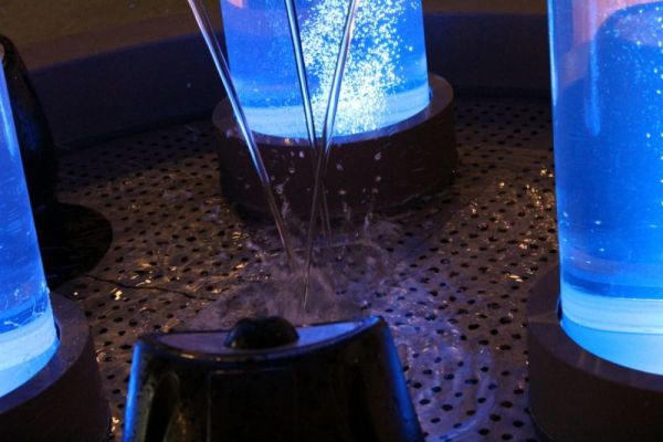 WS_Rohner_05_Wasserstrahlen_im_Becken.JPG