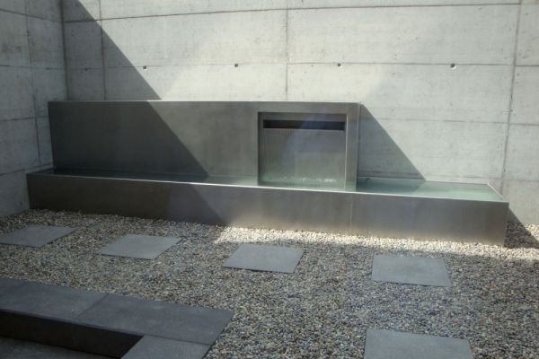 31 AB 81 in_die_Innenhofumgebung_eingeplantes_Wasserspiel.JPG