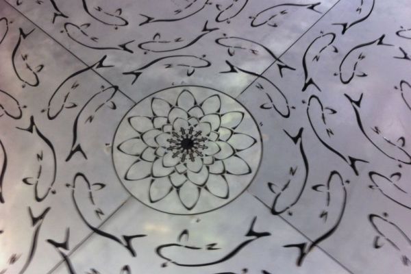 BG_16_rundes_Wasserspiel_mit_Lasermuster_-_Detail.JPG