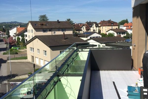 MAE 2 Endmontage von Pflanzentrögen als Terrassenabschluss.JPG